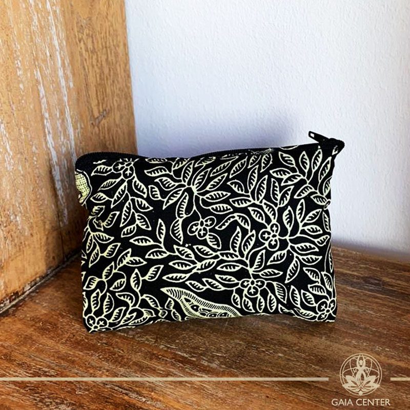 Textile pouch with a zipper black color and print design at Gaia-Center Cyprus. Textile and summer straw bags selection. Shop online at: https://www.gaia-center.com. Cyprus and Worldwide shipping.